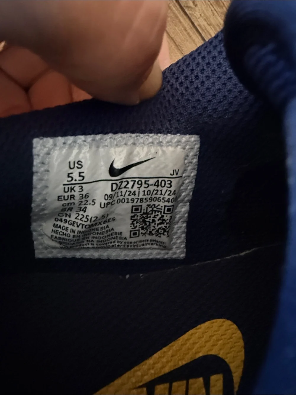 Never Worn Nike Kids Navy and Yellow Low-Top Sneakers
